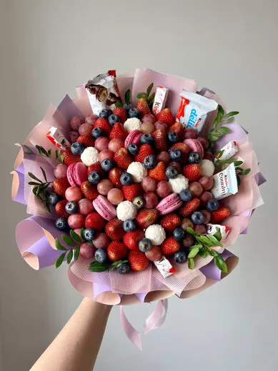 Букет из клубники и шоколадок