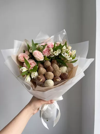 Клубника в шоколаде с цветами