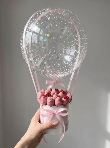 Шляпная коробка с клубникой в шоколаде и шаром bubble M