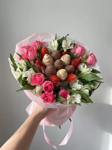Букет с клубникой в шоколаде, свежей клубникой, альстромерией, кустовой розой