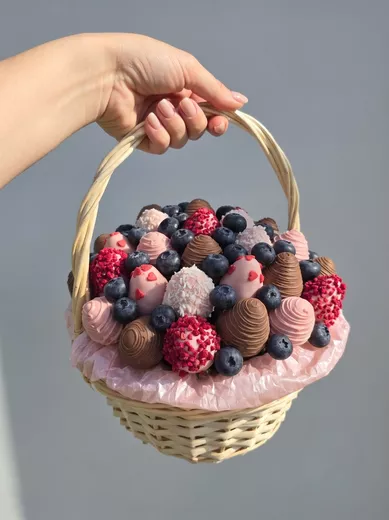 Корзина с клубникой в шоколаде и свежей голубикой. Подарок на день рождения маме, девушке, жене, дочке. Для настроения