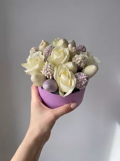 Букет в шляпной коробке с клубникой в шоколаде
