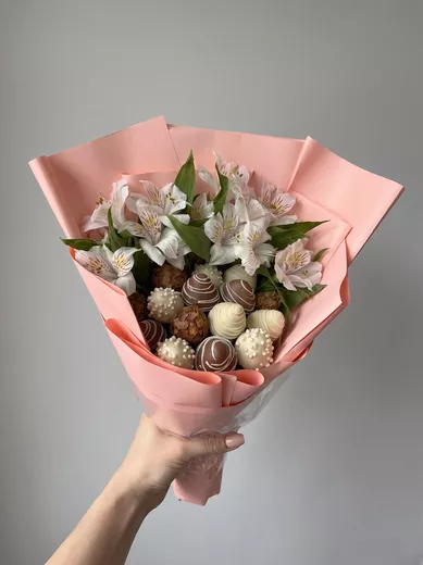 Вкусный букет из клубники в шоколаде с альстромерией