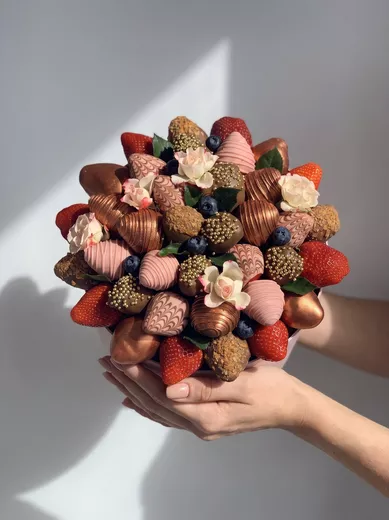Шляпная коробка из клубники в шоколаде