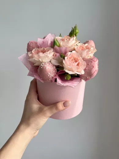 Букет клубники в шоколаде с розами (6 клубничек плюс Роза кустовая)