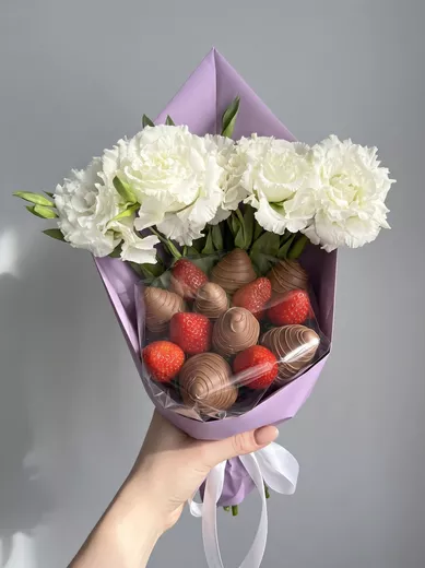 Эустома+клубника в шоколаде
