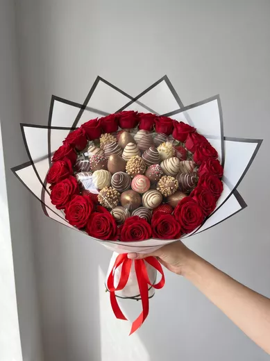 Букет из роз и свежей клубники