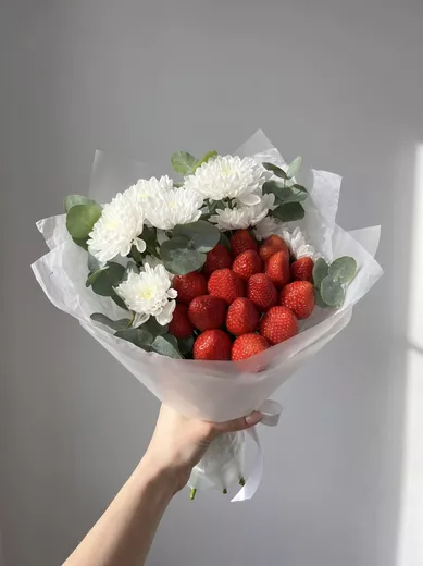 Букет из клубники с хризантемой и эвкалиптом