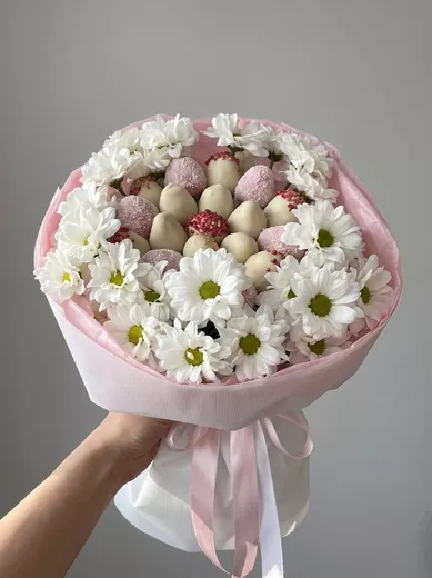Букет из ароматной ромашки и клубники в шоколаде