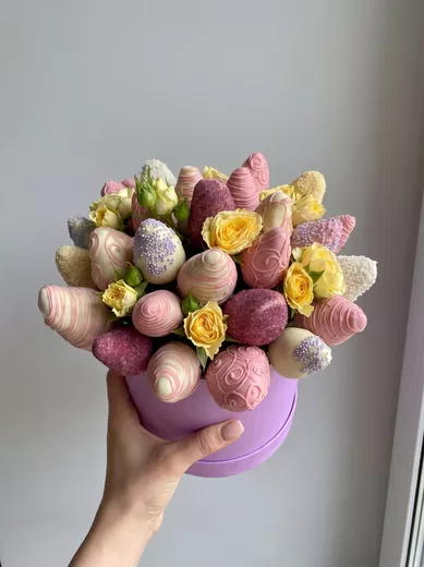 182. Шляпная коробка с клубникой