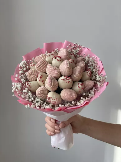 244. Букет из клубники и гипсофилы