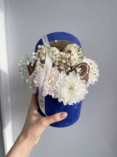 Клубника в бельгийском шоколаде с живыми цветами