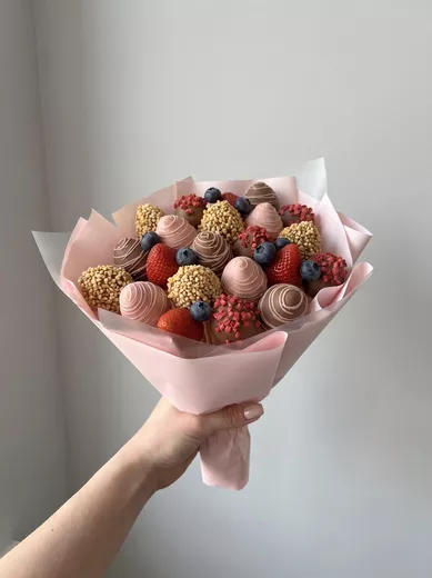 Большой букет из клубники