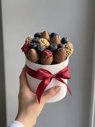 Коробка с клубникой в молочном шоколаде