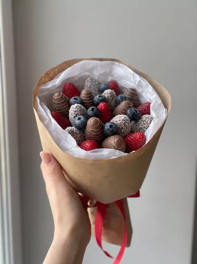 Букет из клубники и голубики в крафтовой упаковке