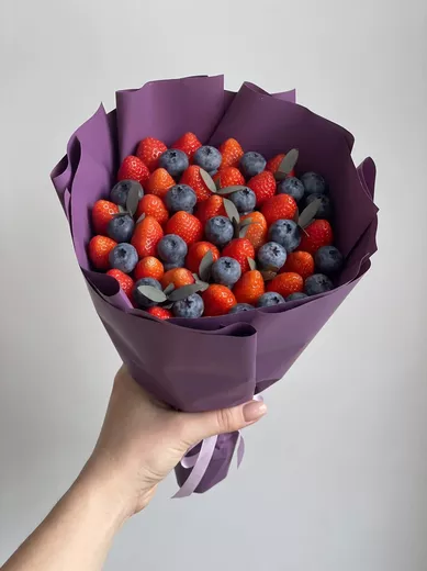 Букет из голубики и клубники