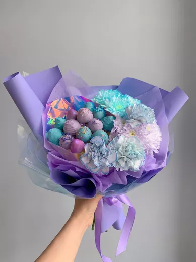 Букет с клубникой «Космос»