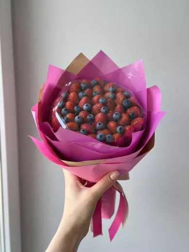 Букет из клубники и голубики на день рождения