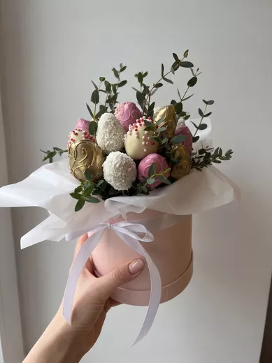 Шляпная коробка с клубникой в шоколаде