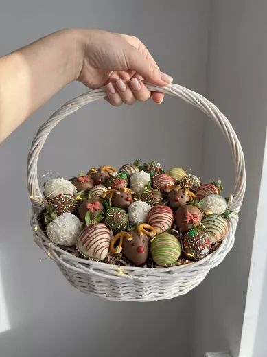 Клубника в шоколаде «большая новогодняя корзина»