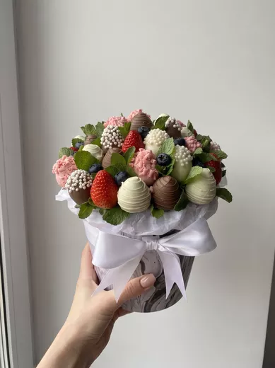Шляпная коробка из клубники в шоколаде (32-36 ягод) «Три шоколада» / подарок на день рождения/ маме/ подруге /коллеге