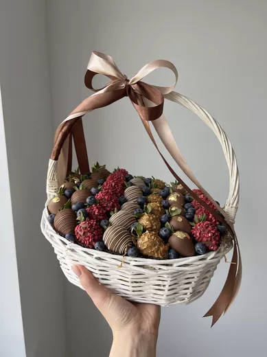 Корзина с клубникой в шоколаде