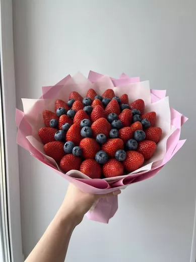 Букет из клубники девушке день рождения