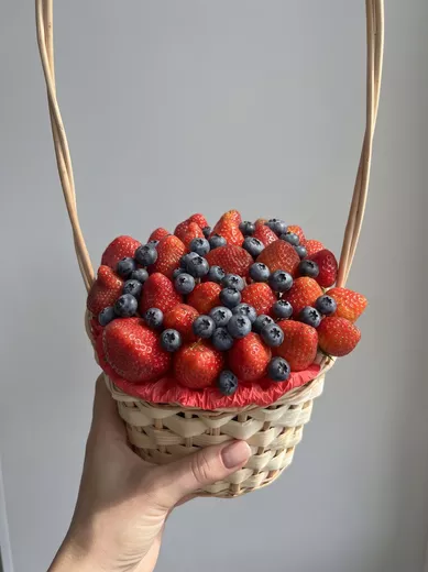 Корзина из клубники и голубики «Сласть»
