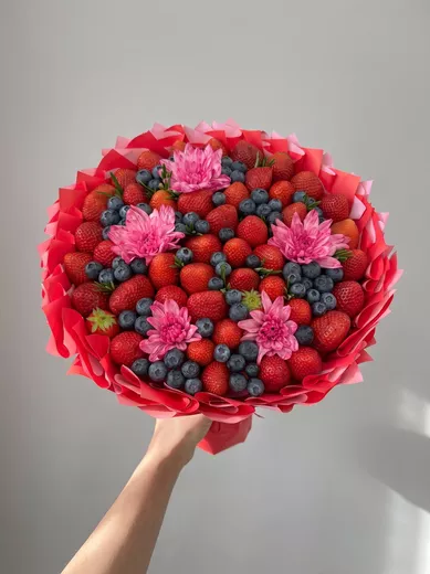 Букет из клубники и голубики