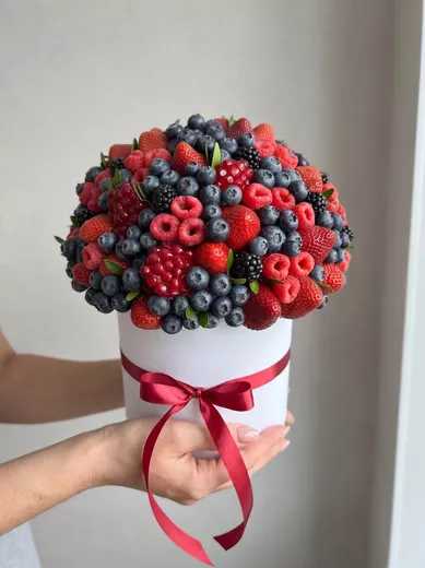 Букет из свежих ягод