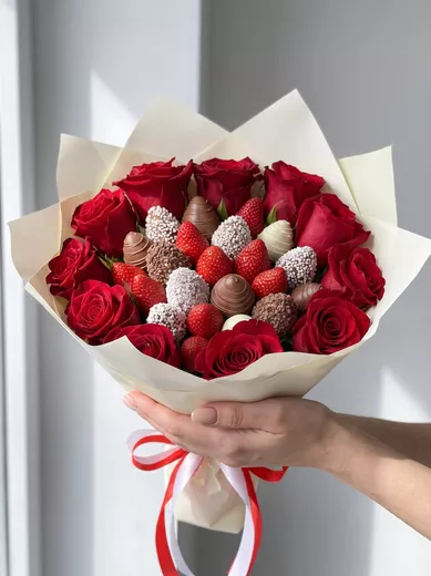 Букет из 11 красных роз и клубники в шоколаде