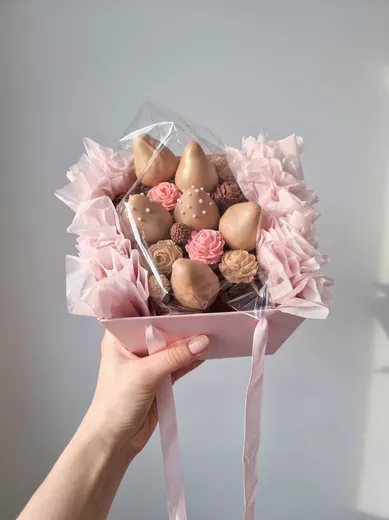 Нежный букет из клубники в шоколаде с шоколадными розами. Подарок для мамы