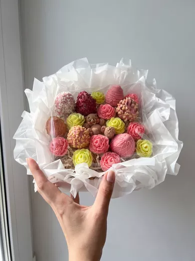 Букет из клубники с котиком и шоколадными розами. Подарок девушке