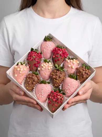 Клубника в шоколаде Love (12-16 ягод)