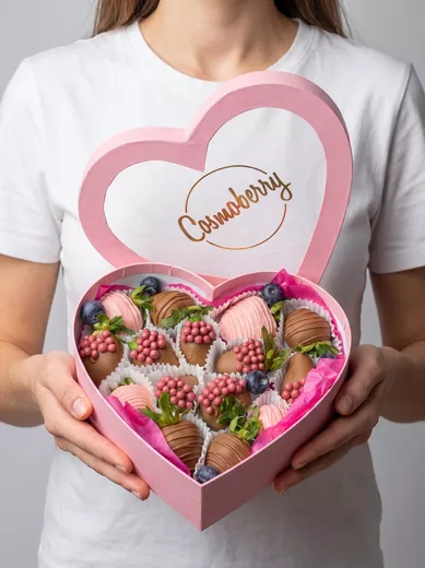 Клубника в молочном и розовом шоколаде ( 15-22 шт) в подарочной коробке для мамы,папы,подруг,любимых,на 8 марта