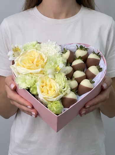 Сердце с клубникой в лаймовых оттенках