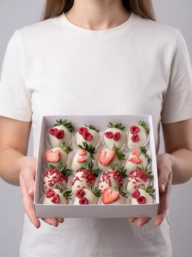 Клубника в белом шоколаде 12 штук