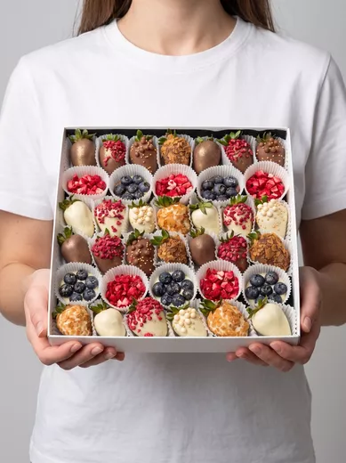 XL Ассорти в белом и молочном шоколаде «Berry Kingdom с клубникой» (клубника, голубика, два шоколада)
