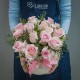 15 розовых роз в шляпной коробке с зеленью