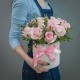 15 розовых роз в шляпной коробке с зеленью