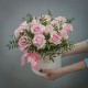 15 розовых роз в шляпной коробке с зеленью