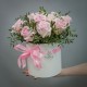 15 розовых роз в шляпной коробке с зеленью