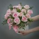 15 розовых роз в шляпной коробке с зеленью