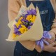 Букет из 10 ирисов и 7 желтых нарциссов с фисташкой