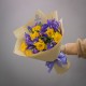 Букет из 10 ирисов и 7 желтых нарциссов с фисташкой