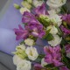 Букет из 5 эустом и 3 альстромерий