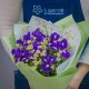 Букет из 9 синих ирисов и 6 ромашек