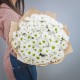 Букет из 15 белых хризантем в крафте