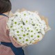 Букет из 15 белых хризантем в крафте