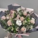 Новогодний букет из 7 розовых роз, 5 белых альстромерий, лимониума и нобилиса